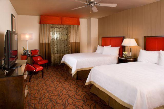 DELUXE, KING BED