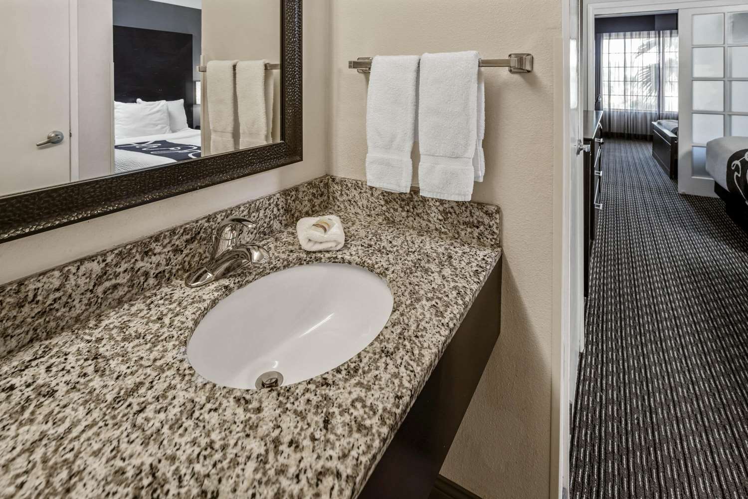 Holiday Inn Express & Suites Anaheim Convention Center Area 44/45