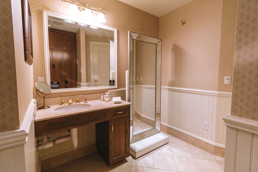 Madison Beach Hotel, Curio Collection by Hilton 28/88