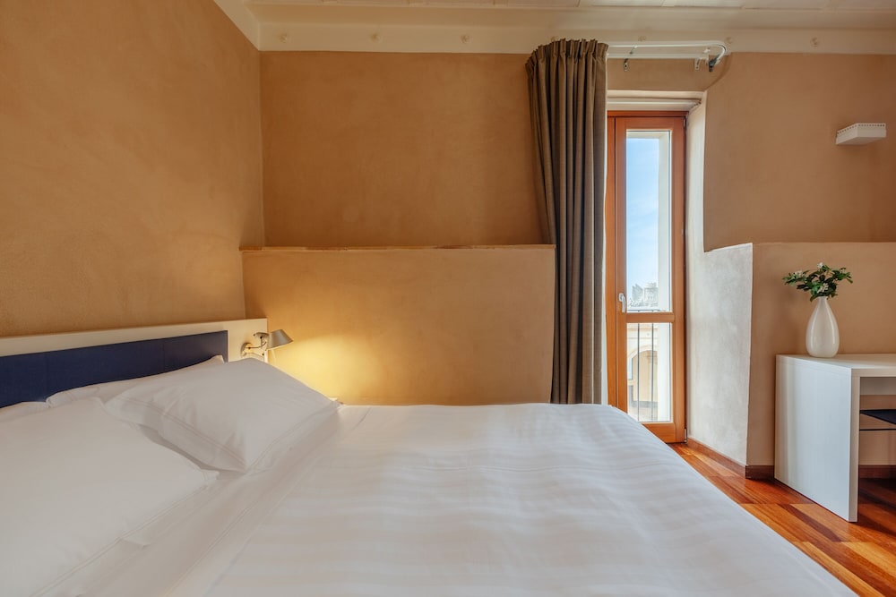 1 BEDROOM, JUNIOR, STUDIO, PARTIAL SEA VIEW