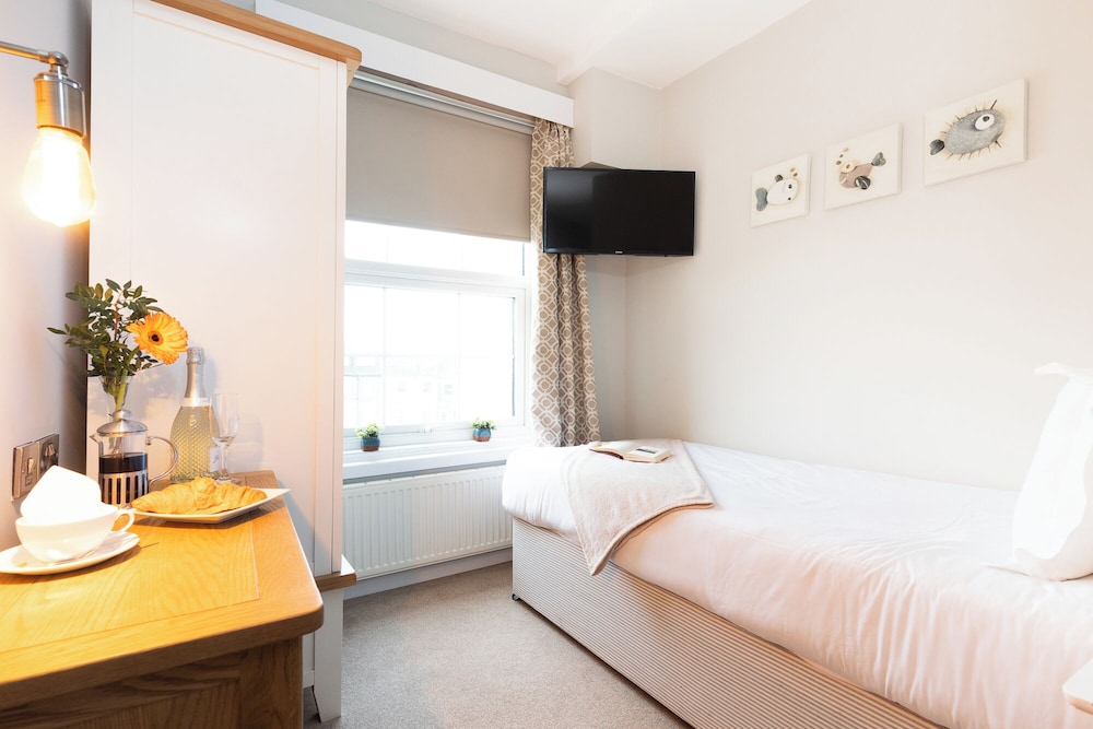 Cozy, Standard, Double Bed, The Clarence Gardens Hotel, BW Signature Collection 5/7