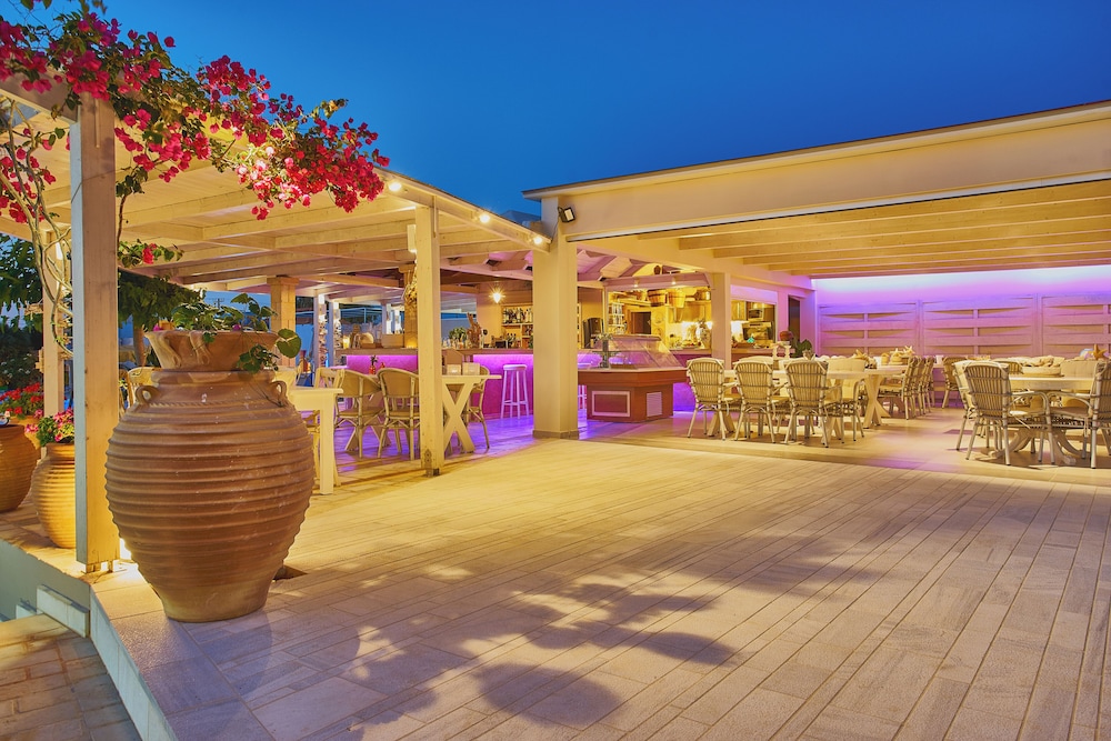 Golden Bay Apartments-Garden Haven 76/87