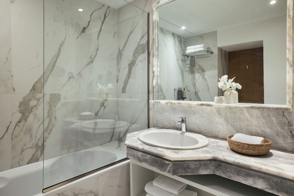 Swim Up, Guest Room, Family، Grecotel LUXME White 2/2