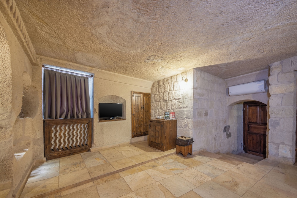 CASTLE CAVE HOUSE 6/50