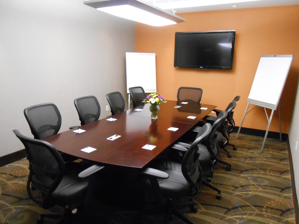 Holiday Inn Express Hotel And Suites Kansas City Ku Medical Center 43/49
