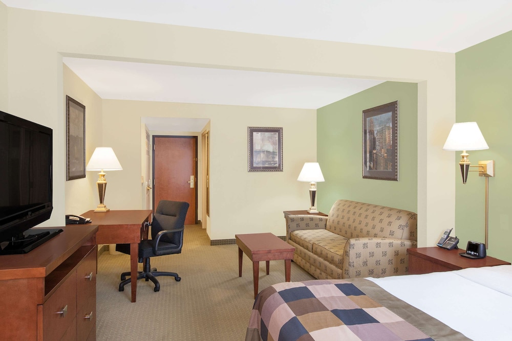 Wingate By Wyndham Lafayette Airport 26/45