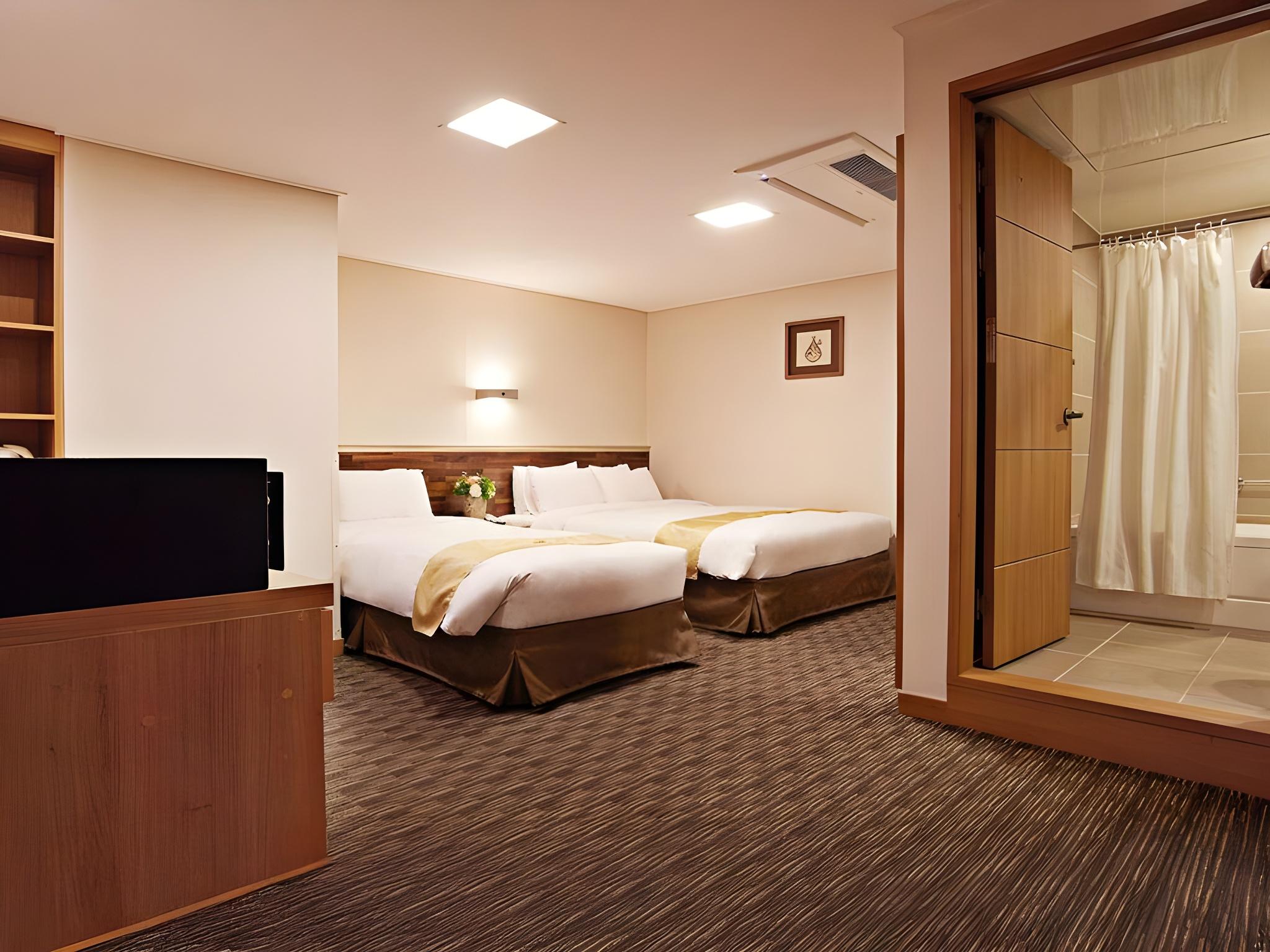 Compact, Deluxe, Twin Beds, No Window