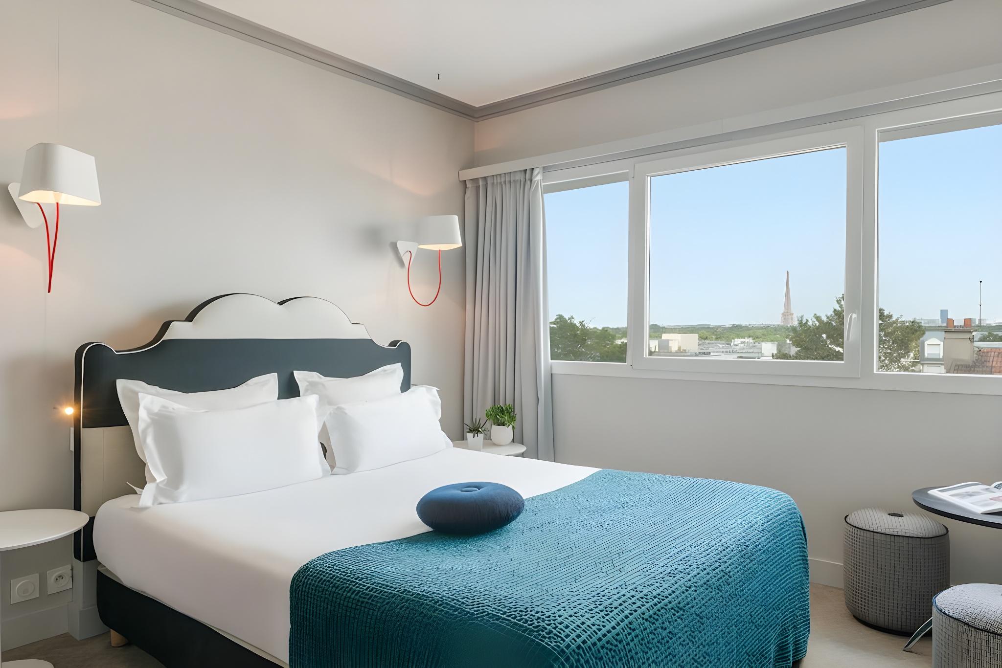 Junior Suite, King Bed, Eiffel View, Sofa