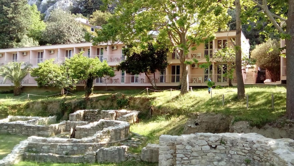 BRZET HOTEL OMIS 46/50