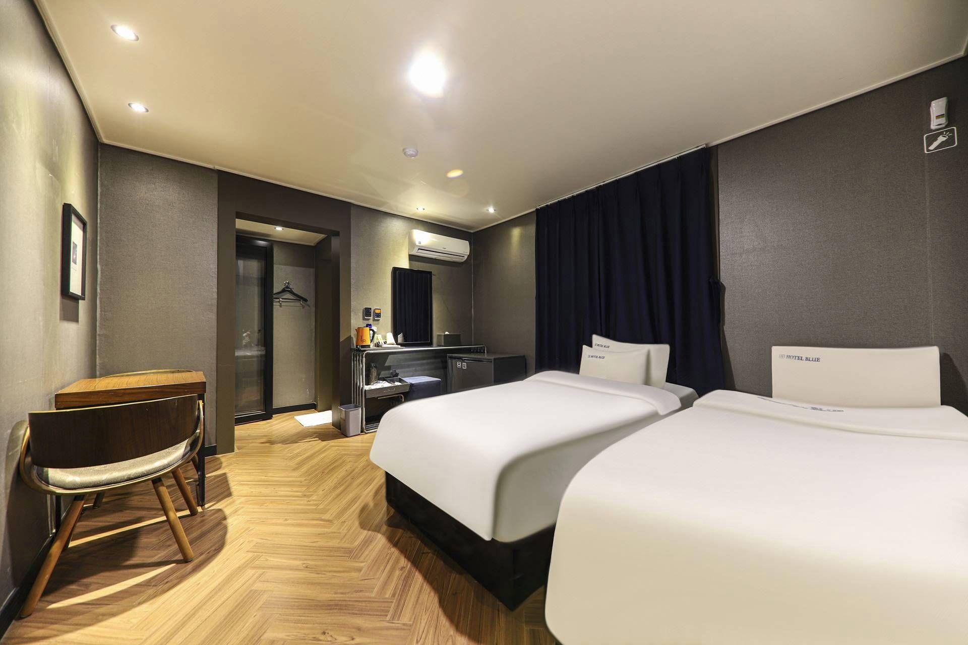Blue Hotel 18/28