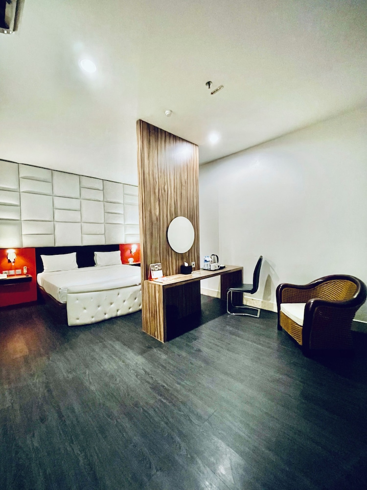 Swiss-Belcourt Makassar 27/36