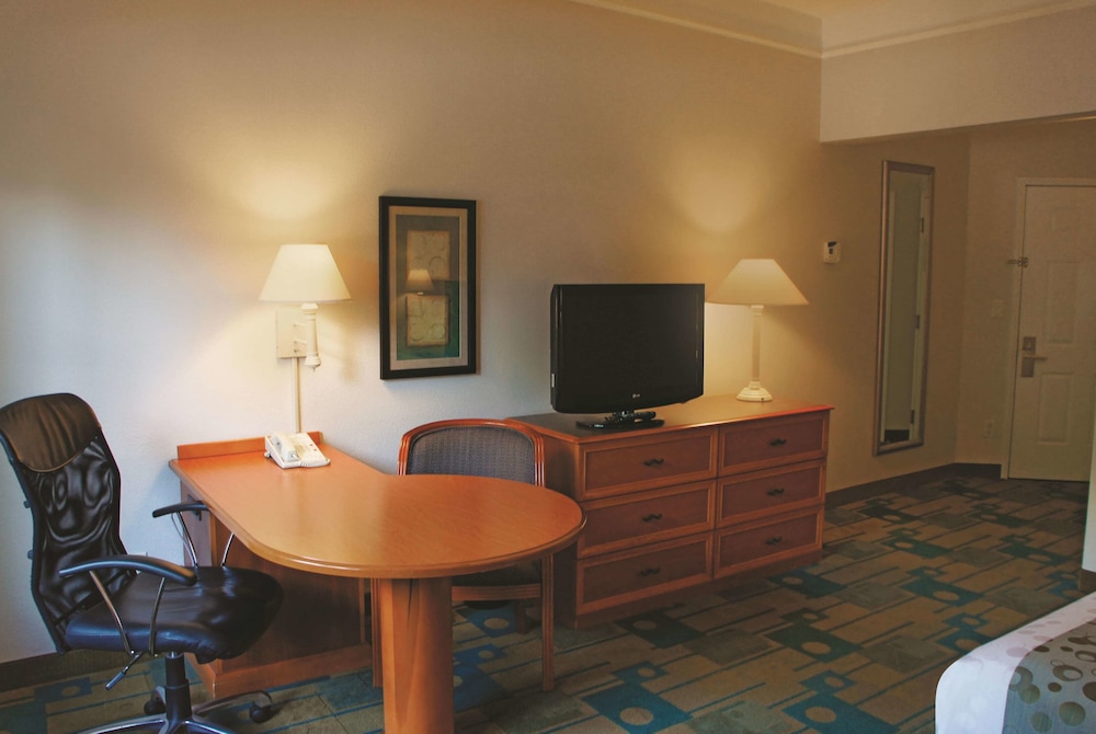 La Quinta Inn & Suites by Wyndham Houston Bush IAH South 39/46
