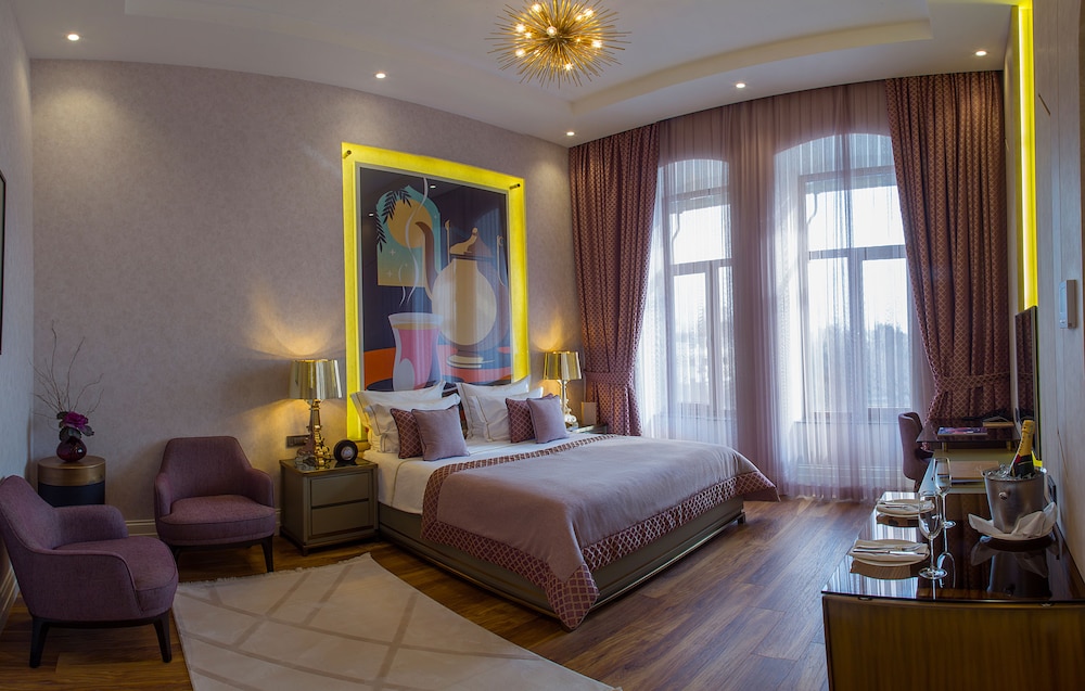 Art Gallery Hotel 7/46
