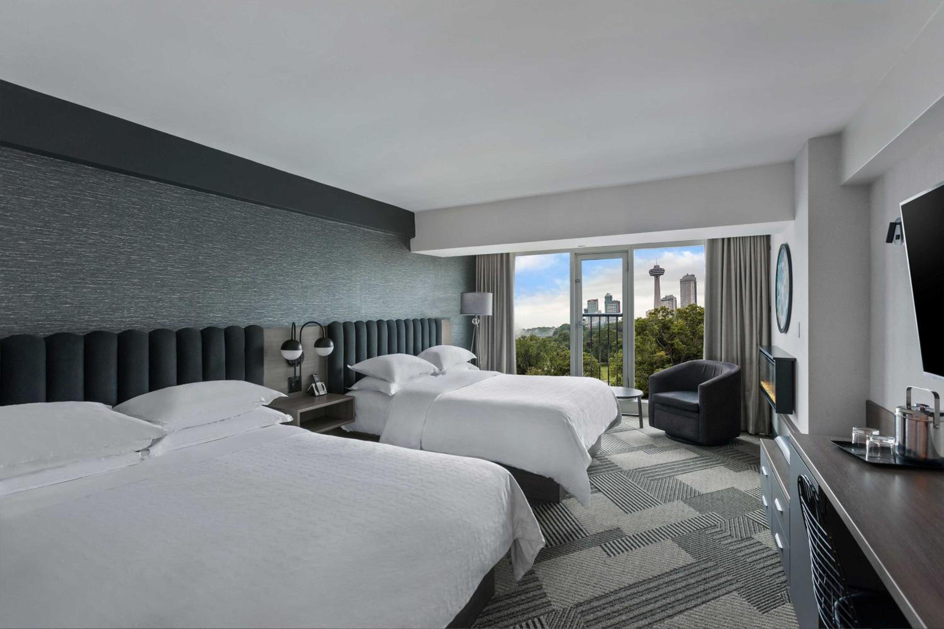 Guest Room, King Bed, Queen Bed, Niagara Park View