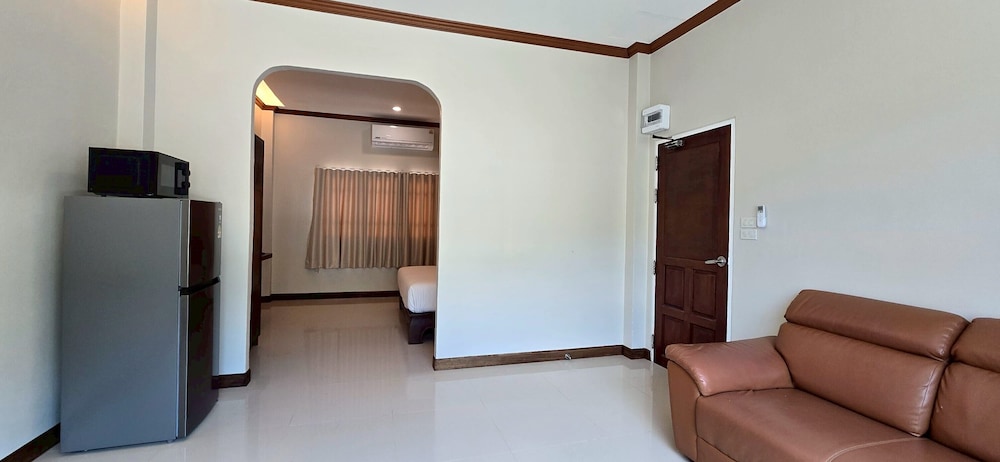 ROYAL PINEAPPLE HOTEL a welcome to wealth and good fortune 41/61