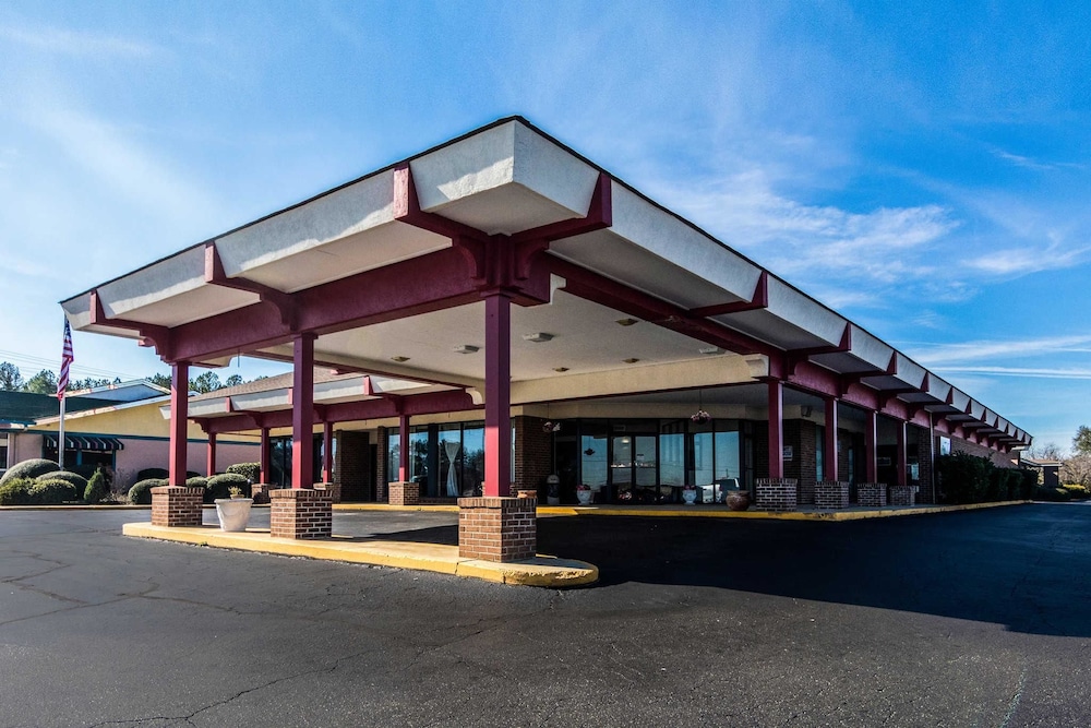 Econo Lodge Inn & Suites Conference Center 3/44