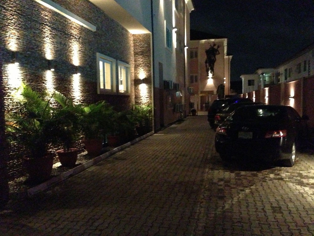 GrandBee Suites 29/39