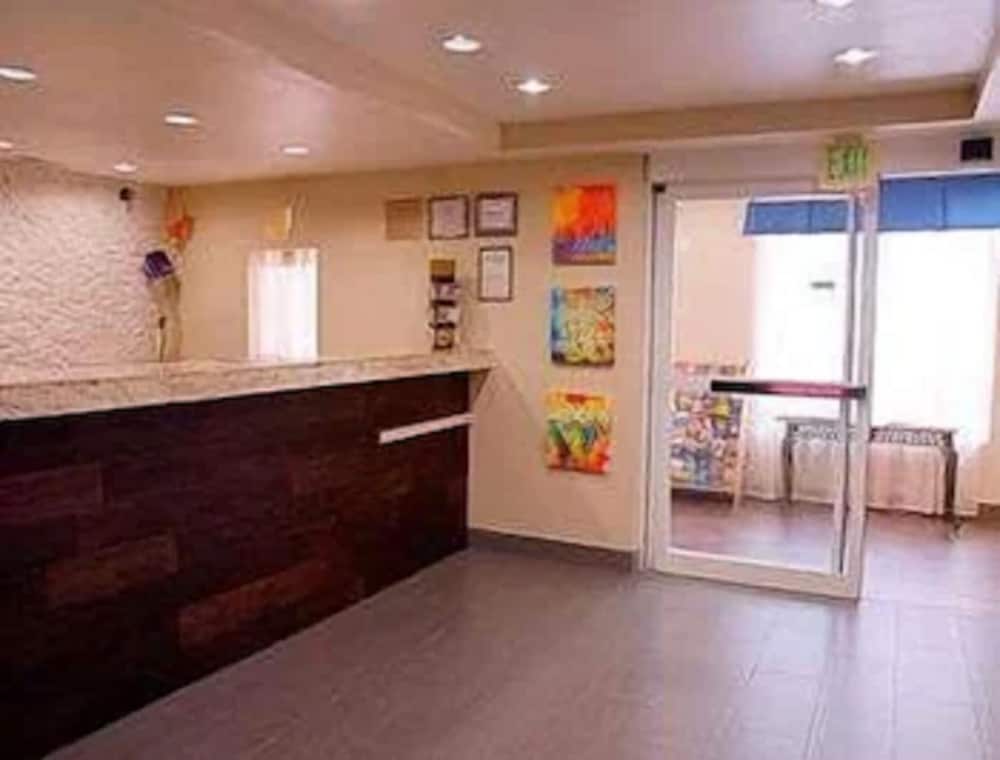 Super 8 by Wyndham Irving/DFW Apt/North 6/25