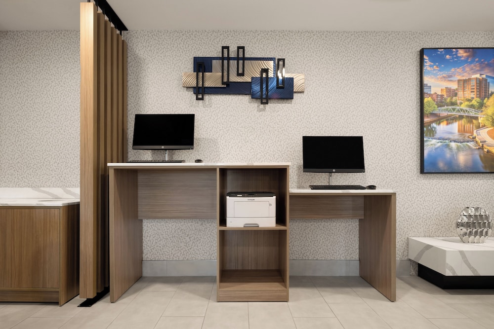La Quinta Inn & Suites by Wyndham Greenville 54/61