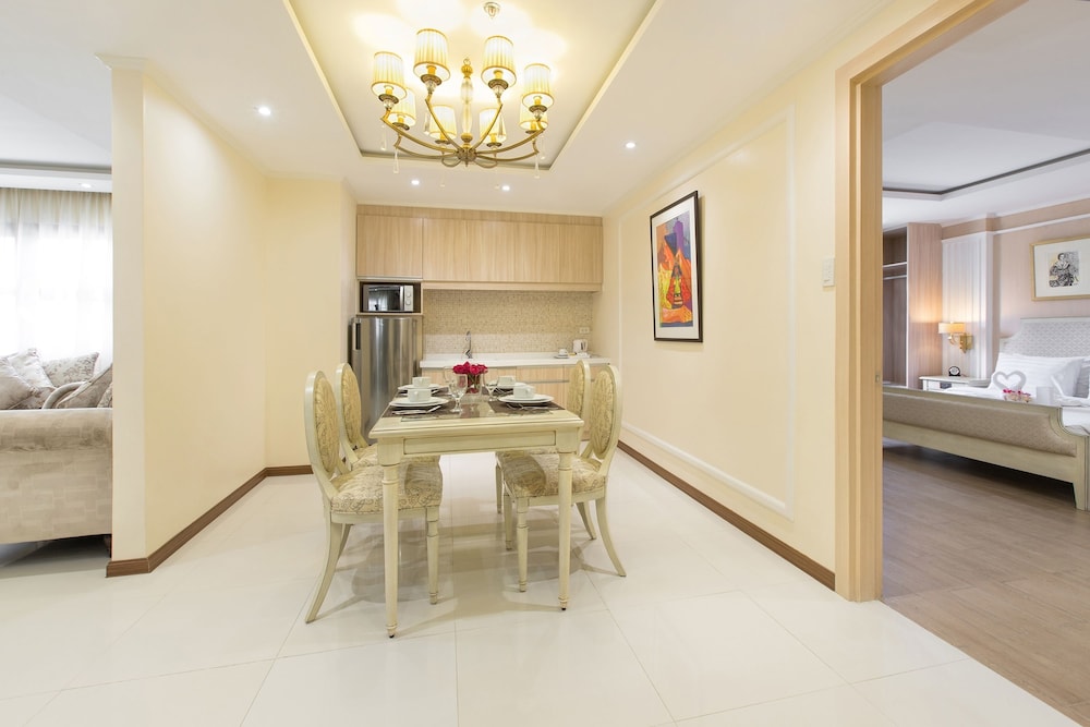 Golden Prince Hotel And Suites 31/50