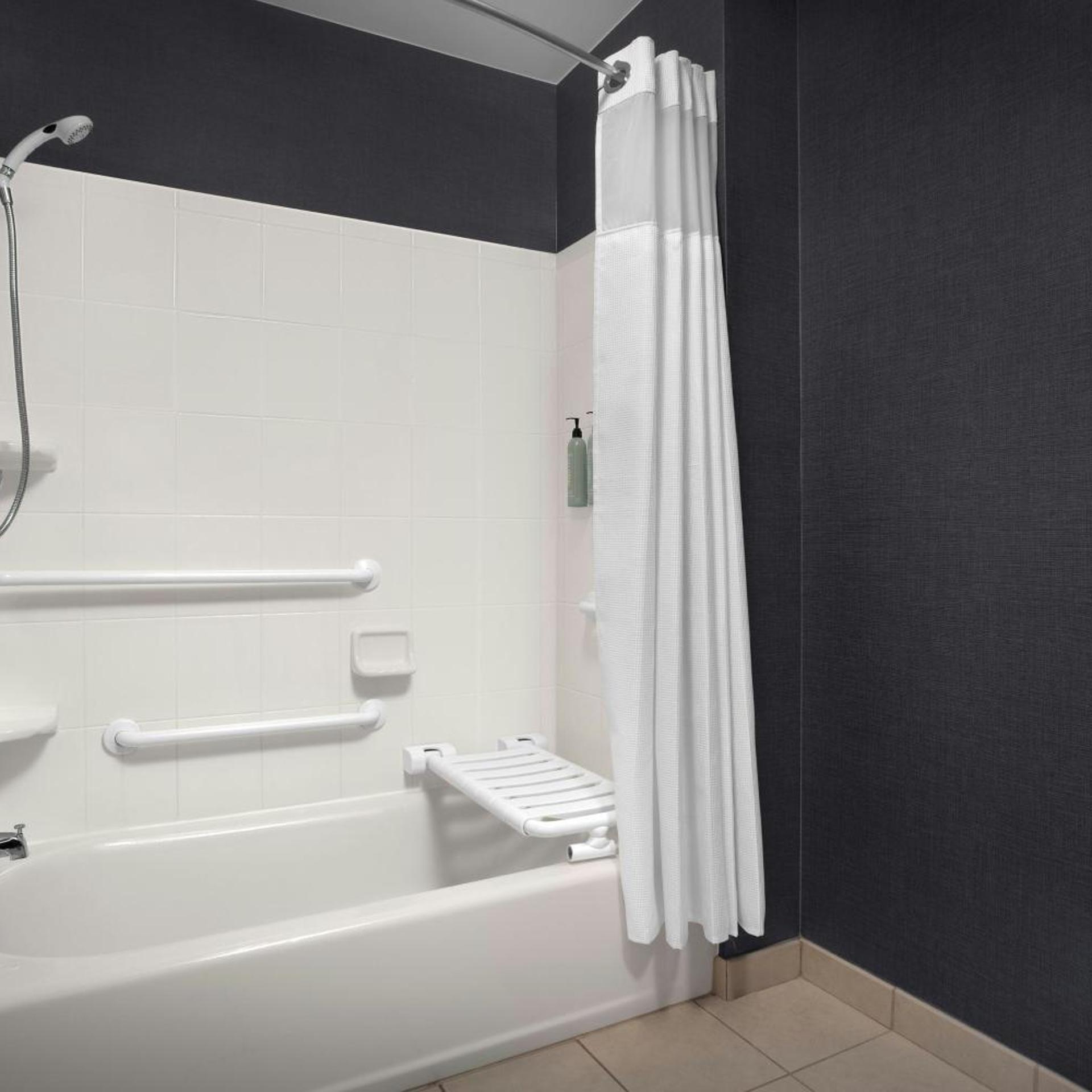 استوديو بسرير كينج مع أريكة بحوض استحمام لذوي الإعاقة، RESIDENCE INN BY MARRIOTT PORTLAND DOWNTOWN WATERFRONT 8/8