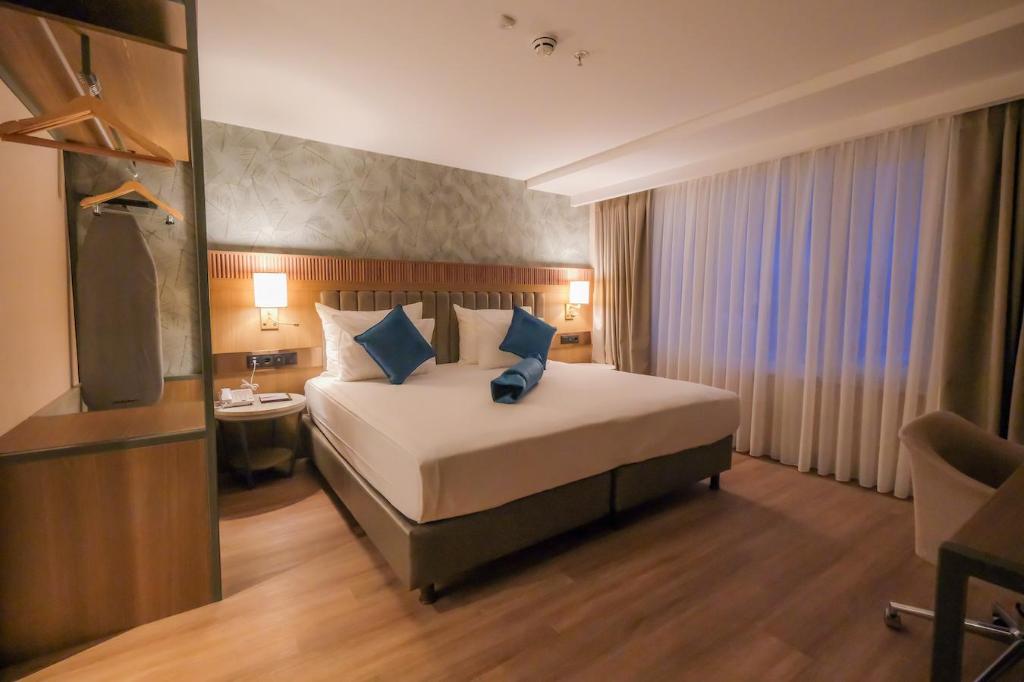 Junior Suite, King Bed, City View