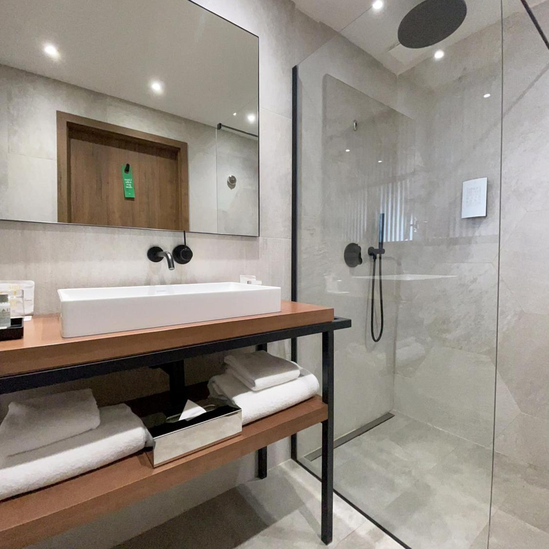 غرفة سوبيريور بسرير كينج بإطلالة على البحر، Golden Tulip Porto Vecchio 7/7