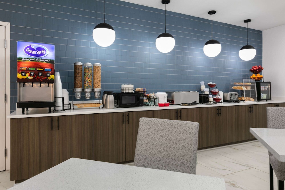 La Quinta Inn and Suites by Wyndham Ft. Worth - Burleson 43/53