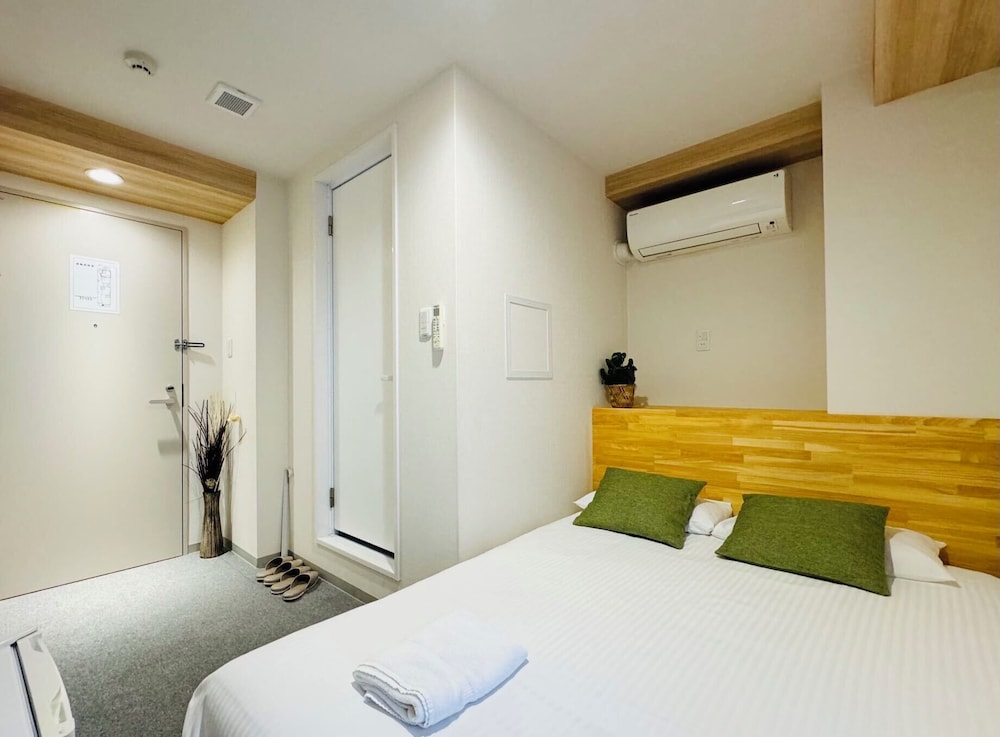 ROOM, DOUBLE BED