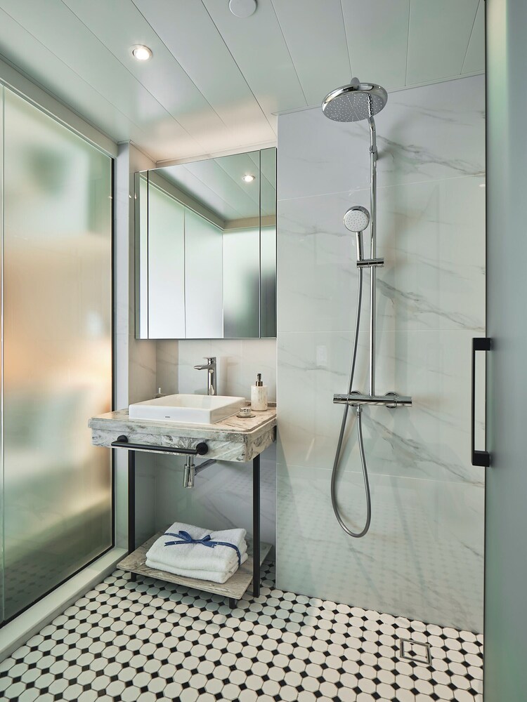 V Causeway Bay Hotel 33/35
