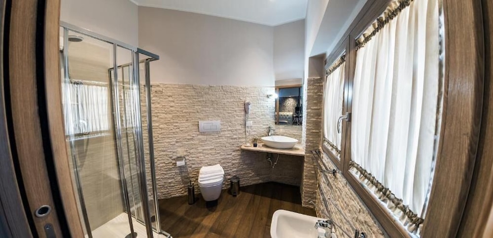 Ariston Suite 67/69
