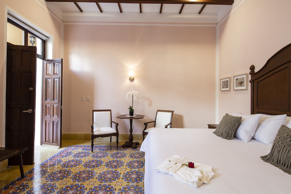 DELUXE, SUITE, KING BED