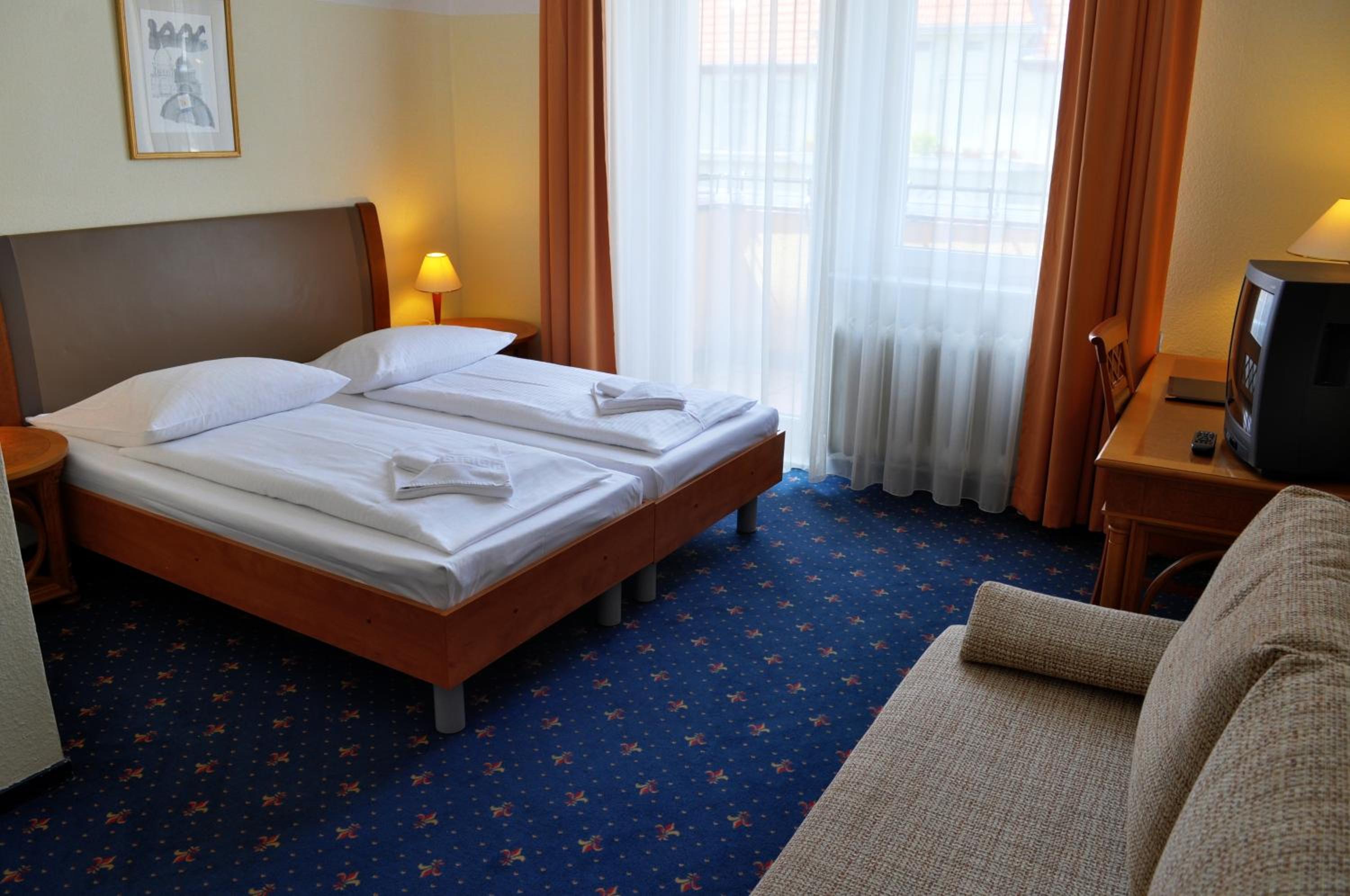 ROOM, DOUBLE OR TWIN BED