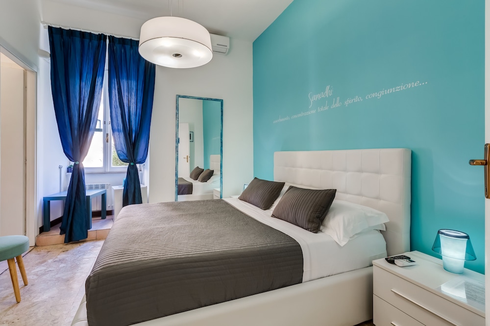 ROOM, DOUBLE BED