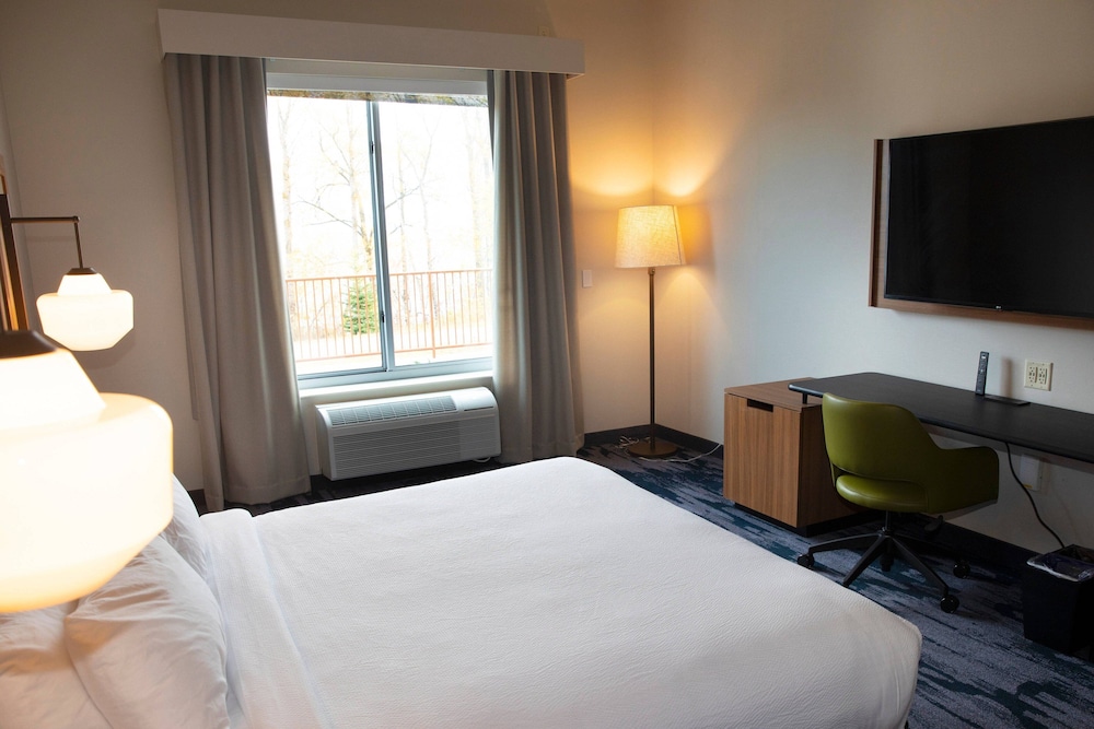 Room, King Bed, Partial Lake View, Accessible