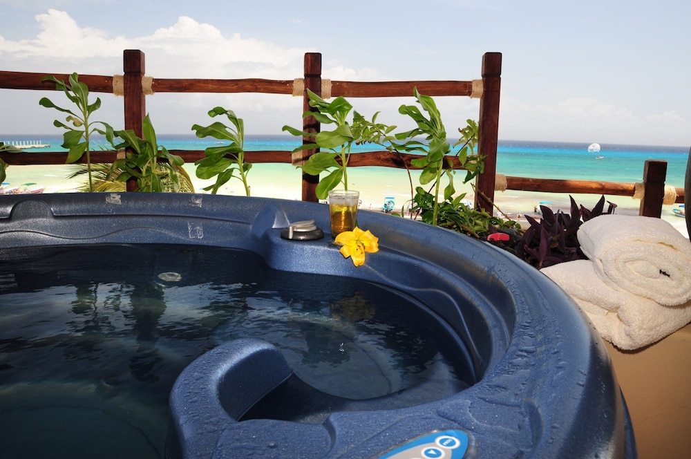 El Taj Oceanfront & Beachside Condo Hotel 40/74