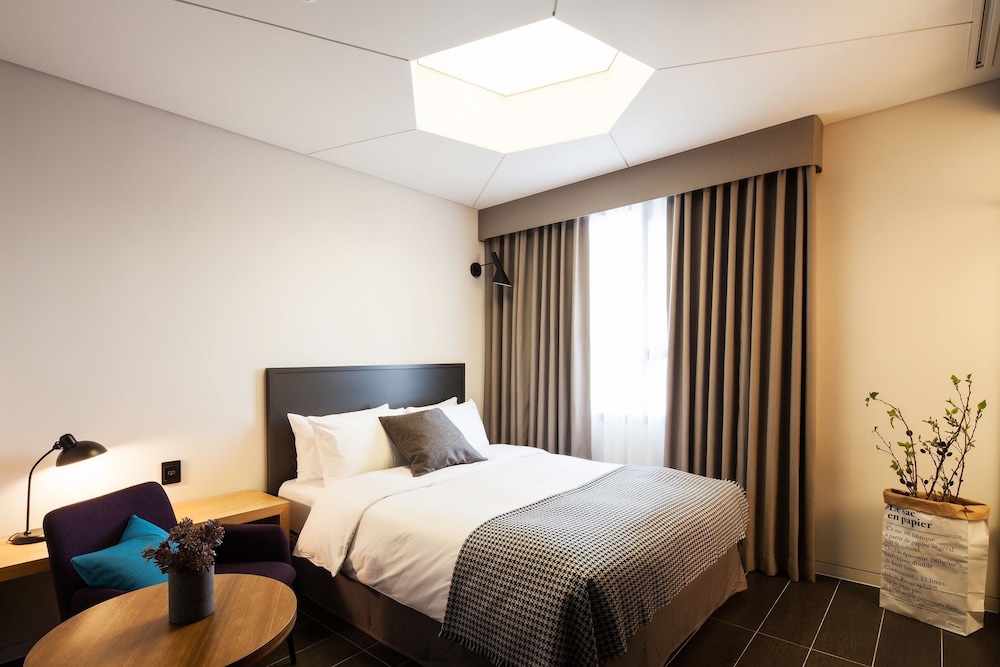 Hotel Denim 12/50