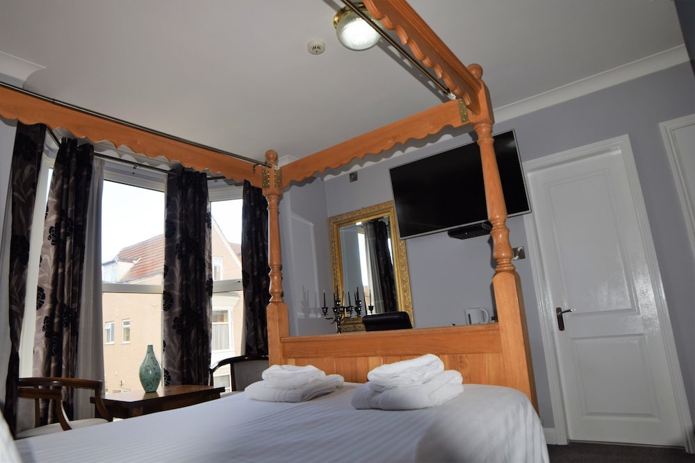 4 People, Double Bed, Hot Tub