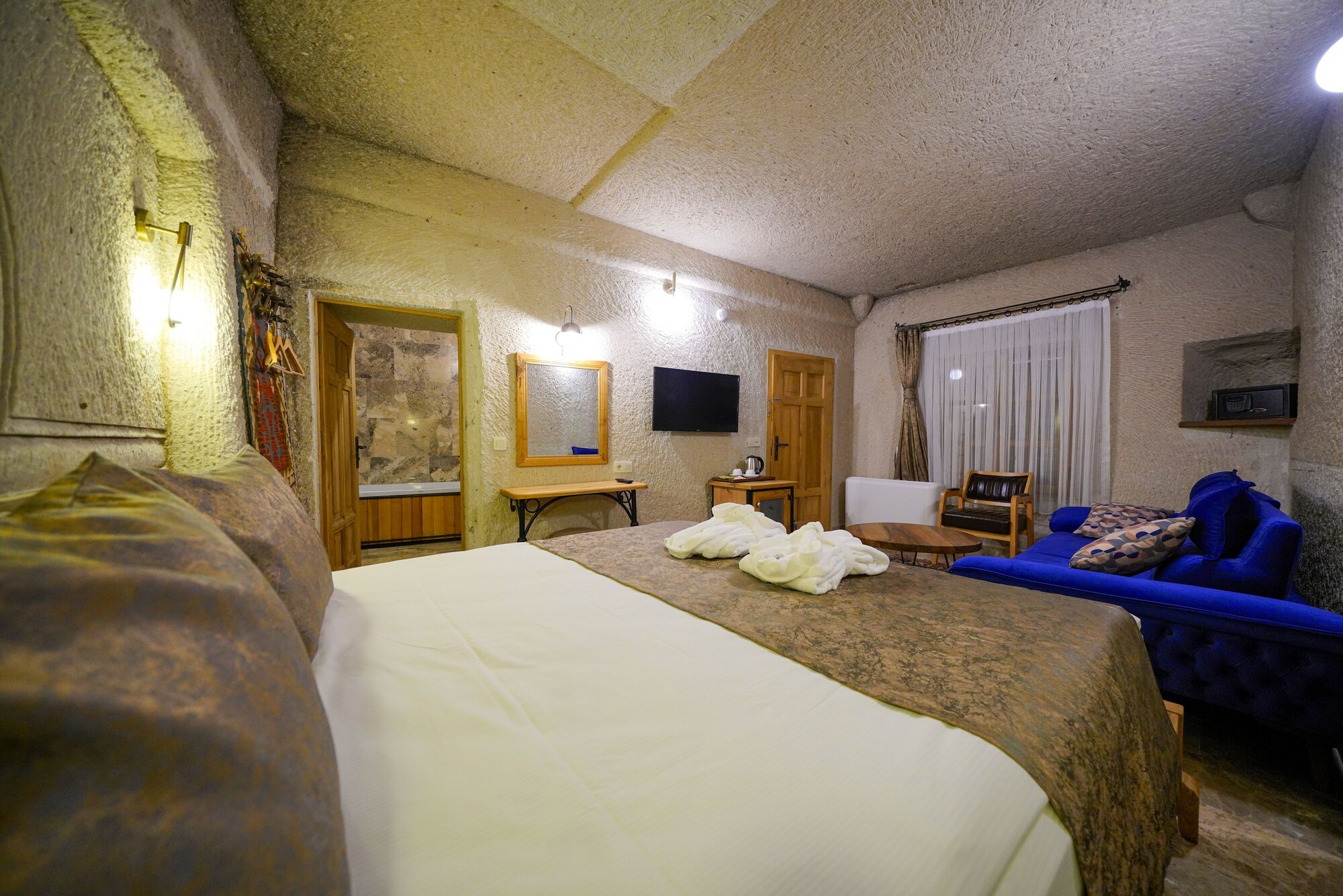 DELUXE, DOUBLE BED