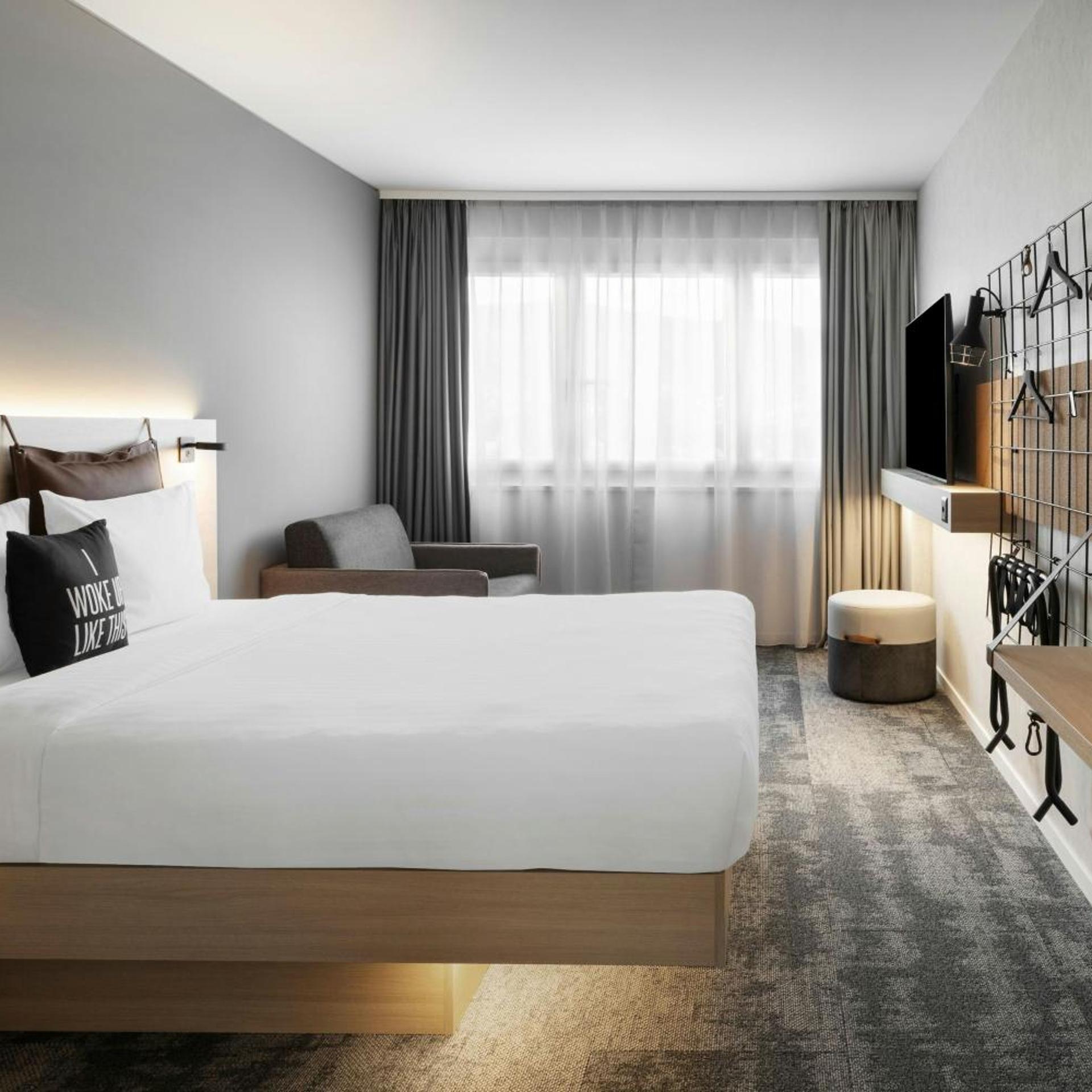 Moxy Sleeper, Deluxe, Queen Bed, Sofa