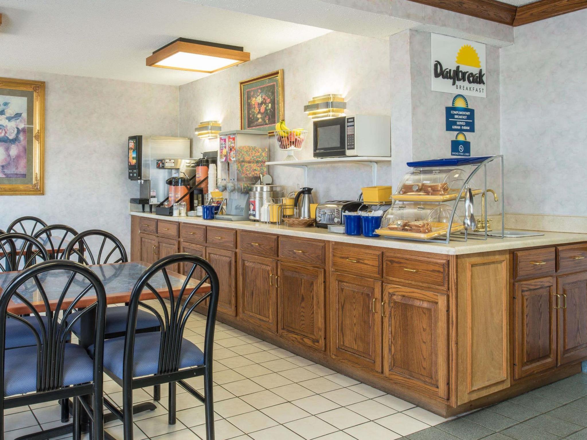 Days Inn By Wyndham Pontoon Beach 14/17