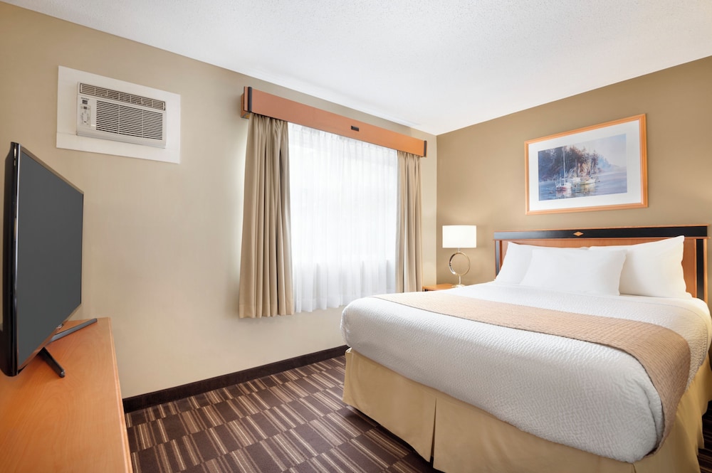 Room, 1 Queen and 1 Double Bed, Queen Bed, Pool Floor
