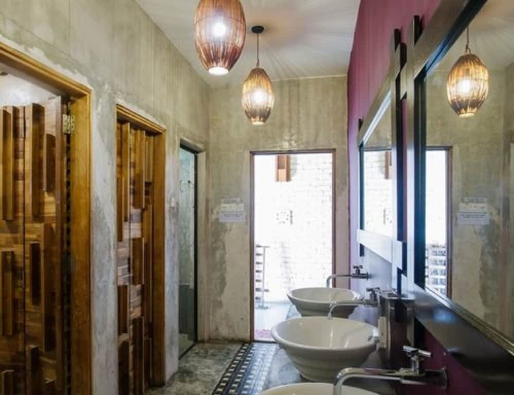 The Explorers Guesthouse and Hostel 55/60