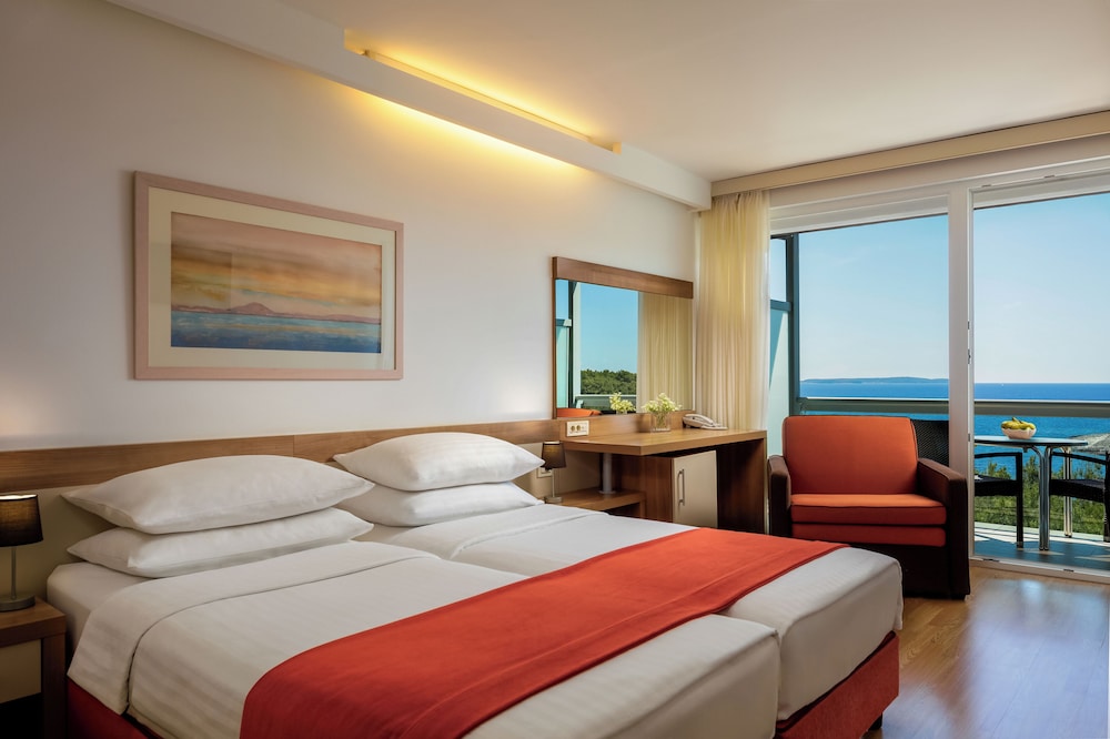 Standard Twin Room with Extra Bed Sea Side Balcony