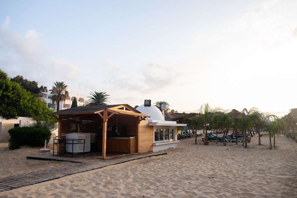 THE ORANGERS BEACH RESORT AND BUNGALOWS 31/43