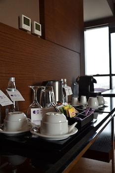 SENIOR, SUITE, EXECUTIVE LEVEL, CLUB LOUNGE ACCESS