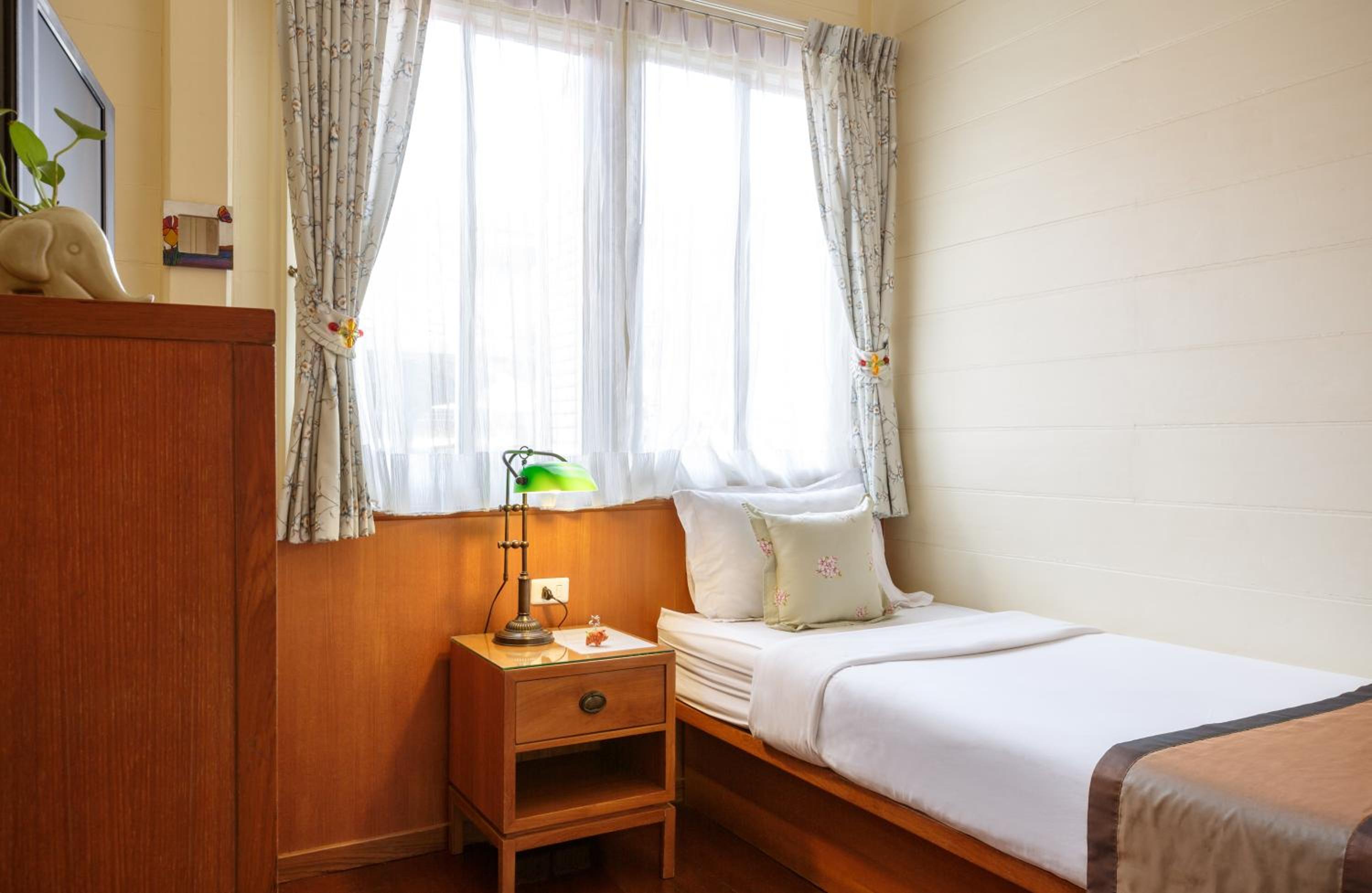 Room, Single, Shared Bathroom