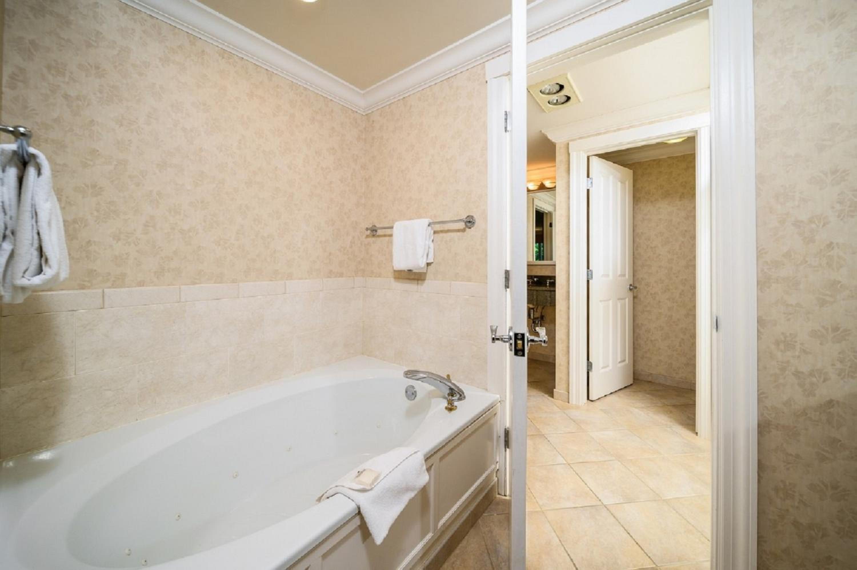 جناح بسرير كينج مع أريكة، Stoweflake Mountain Resort Spa 6/6