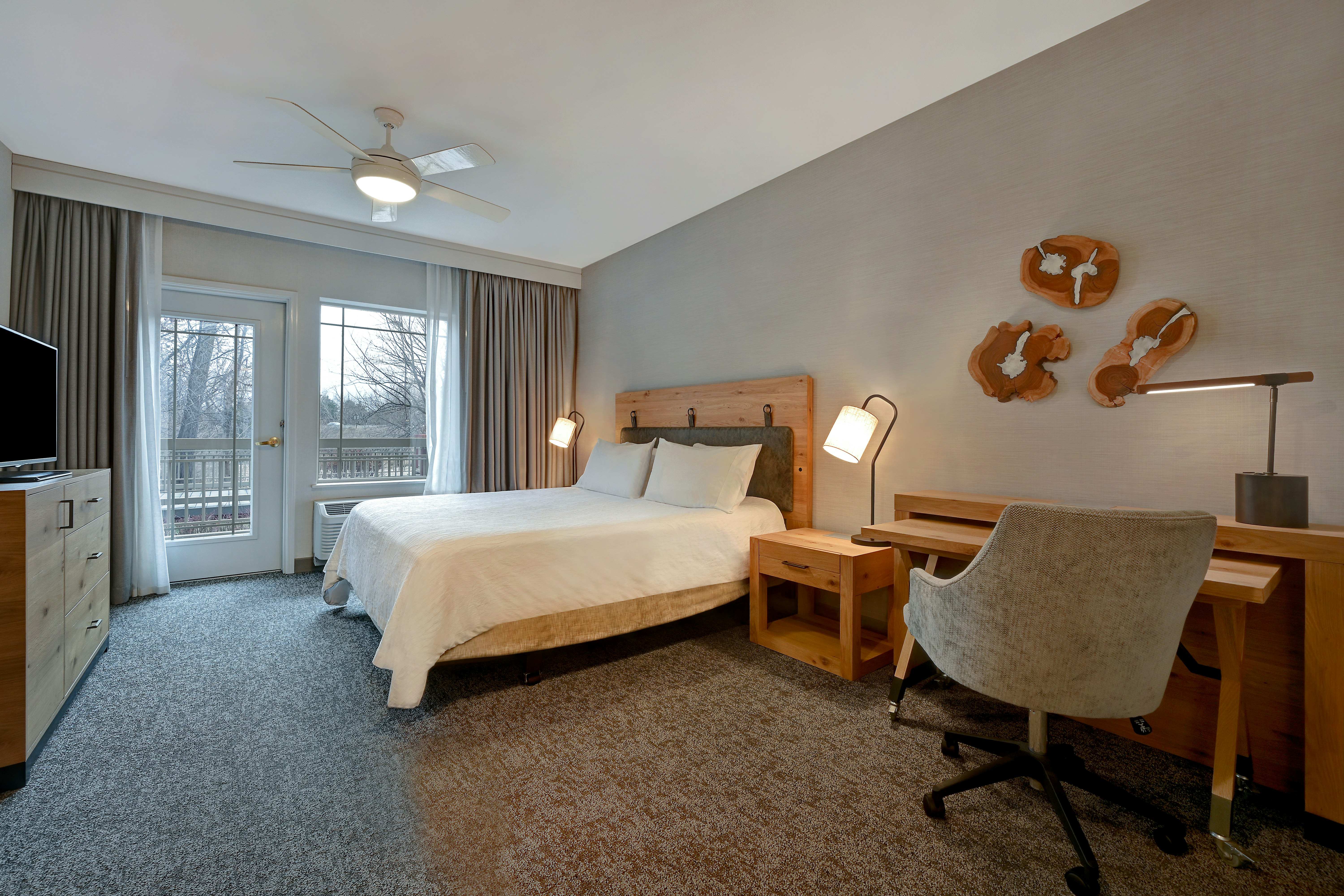 Suite, King Bed, Parlor