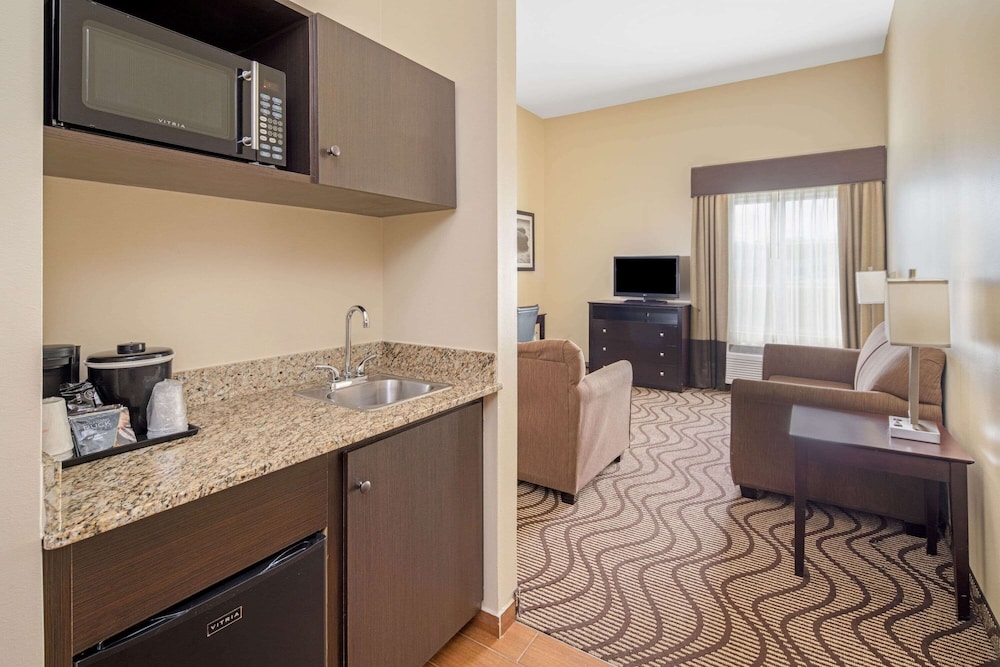 La Quinta Inn & Suites by Wyndham Gonzales LA 32/48